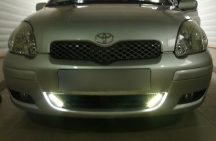 Toyota Yaris - montaż świateł do jazdy dziennej.
