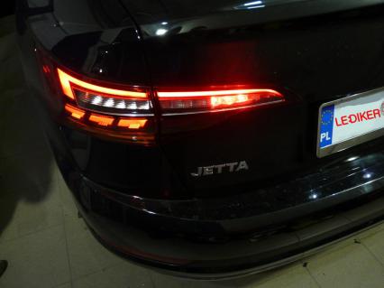 VW Jetta (2019) -  światło przeciwmgielne w lampie klapy bagażnika