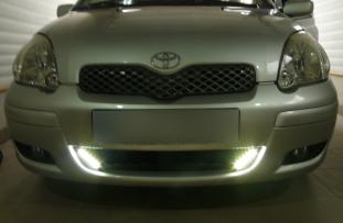 Toyota Yaris  Montaż świateł do jazdy dziennej.