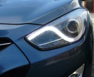 Hyundai i40  naprawa świateł do jazdy dziennej w przedniej lampie
