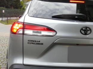Toyota Corolla Cross (2022)  modyfikacja tylnych lamp + przeciwmgłowe USA > EU